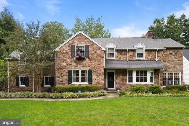 507 Meadowbrook Cir, Wayne