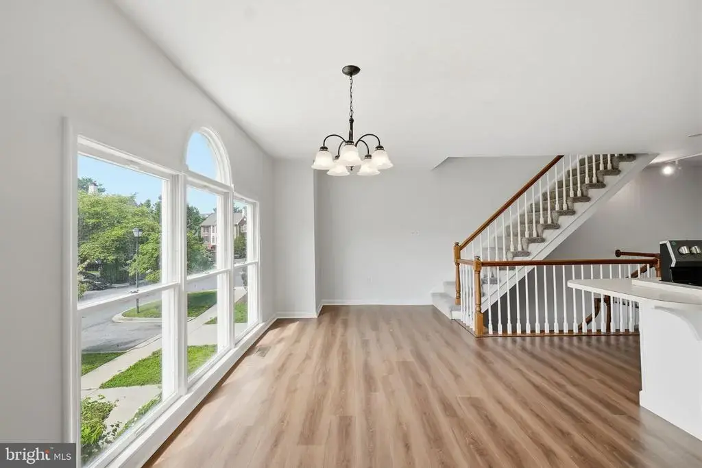 18 Victoria Sq, FREDERICK