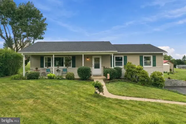 4 Buckingham Dr, Chambersburg