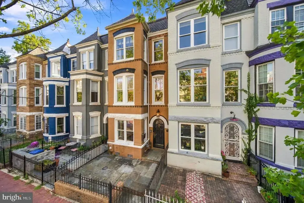 827 4th St Ne, WASHINGTON