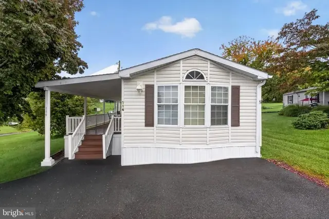 114 Lisa Cir, York