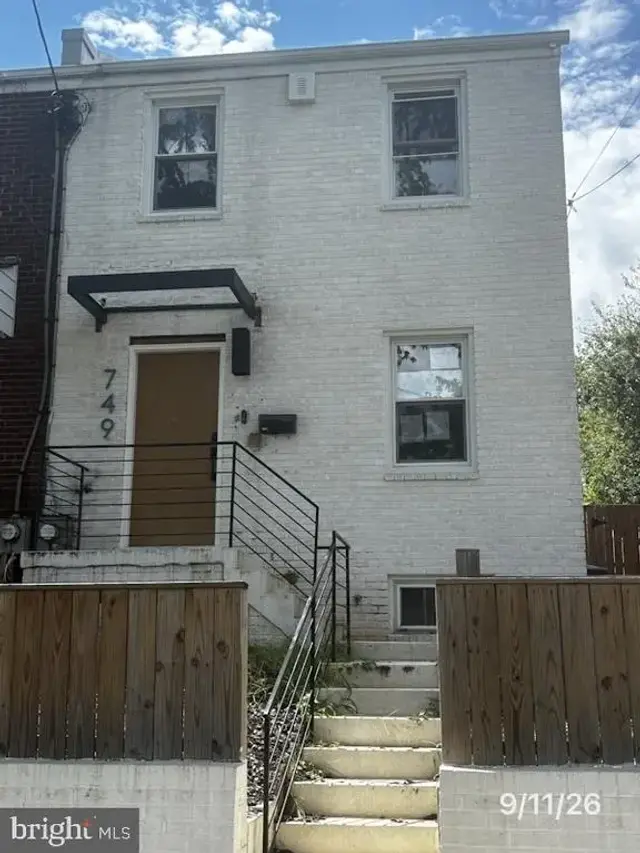 749 Adrian St Se, Washington