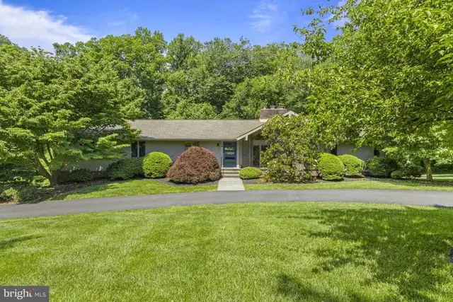 8 Mozart Dr W, Greenville
