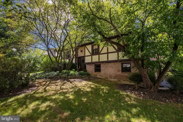 12 Country Side Ln, Leola