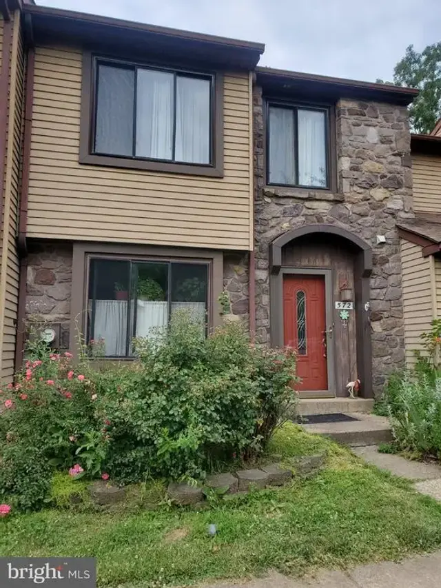 572 Atwood Ct, Newtown