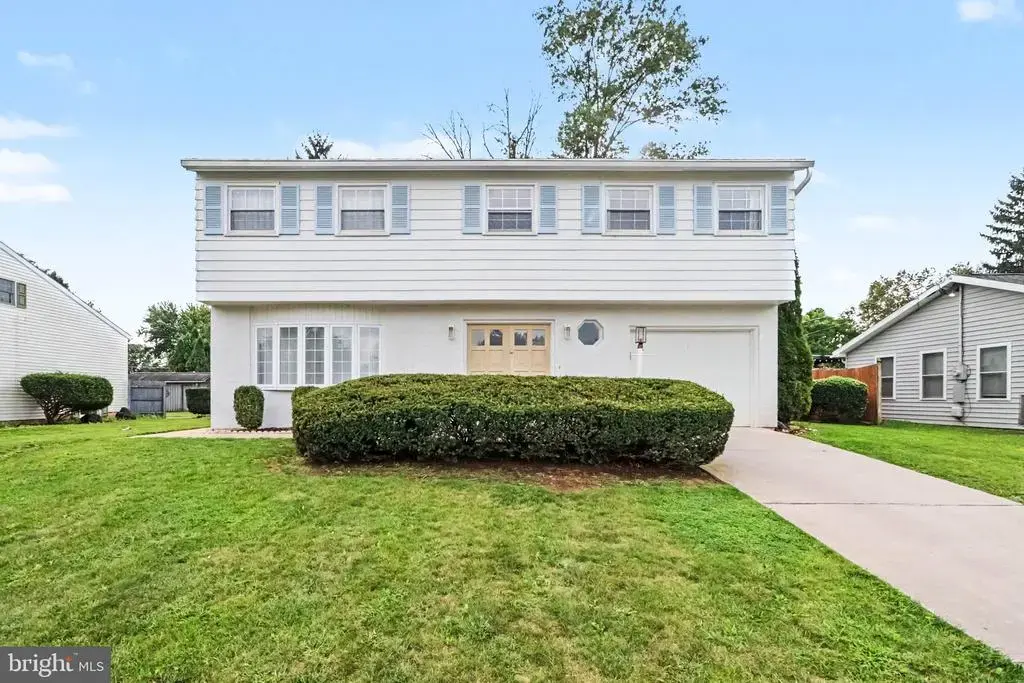 7 Center Dr, CAMP HILL