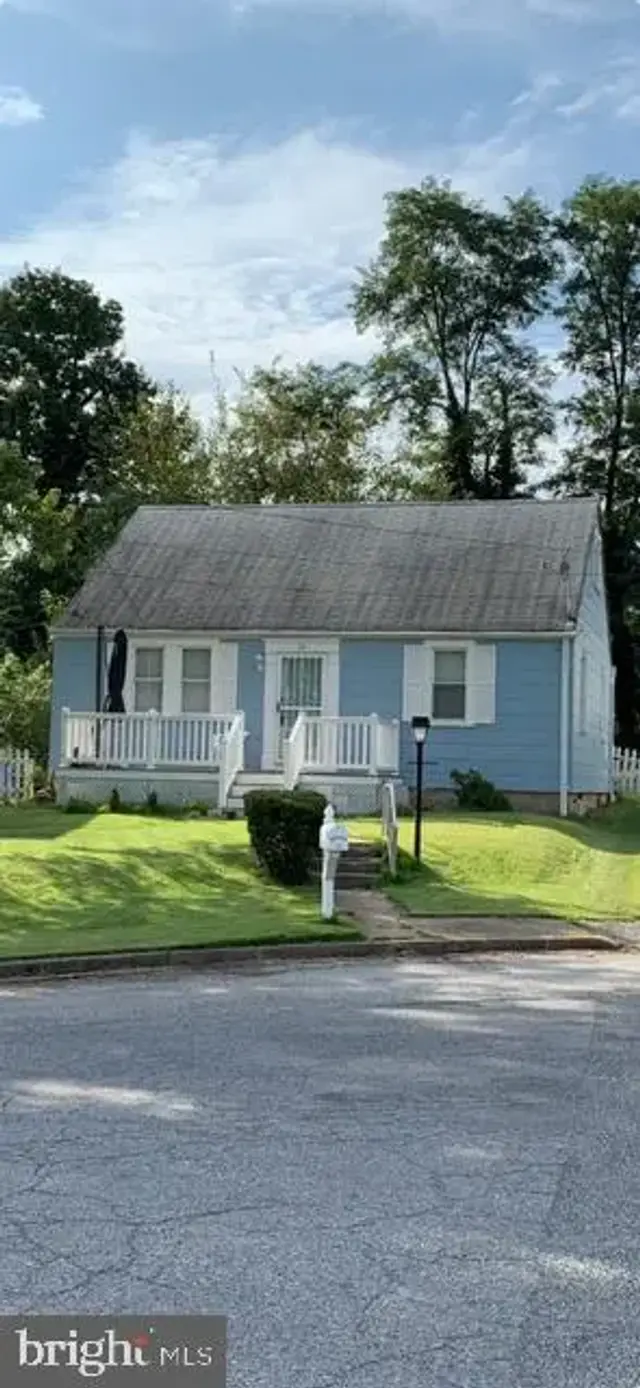 22 Village Rd, Pikesville