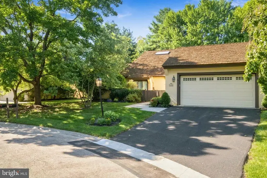 12 Pastern Ln, BLUE BELL