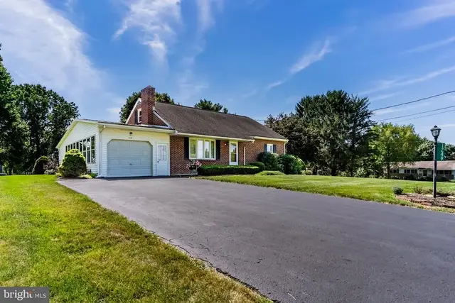 1249 Hillside Dr, Mechanicsburg