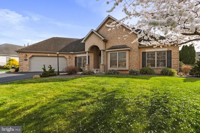 220 Woodvale Dr, Chambersburg