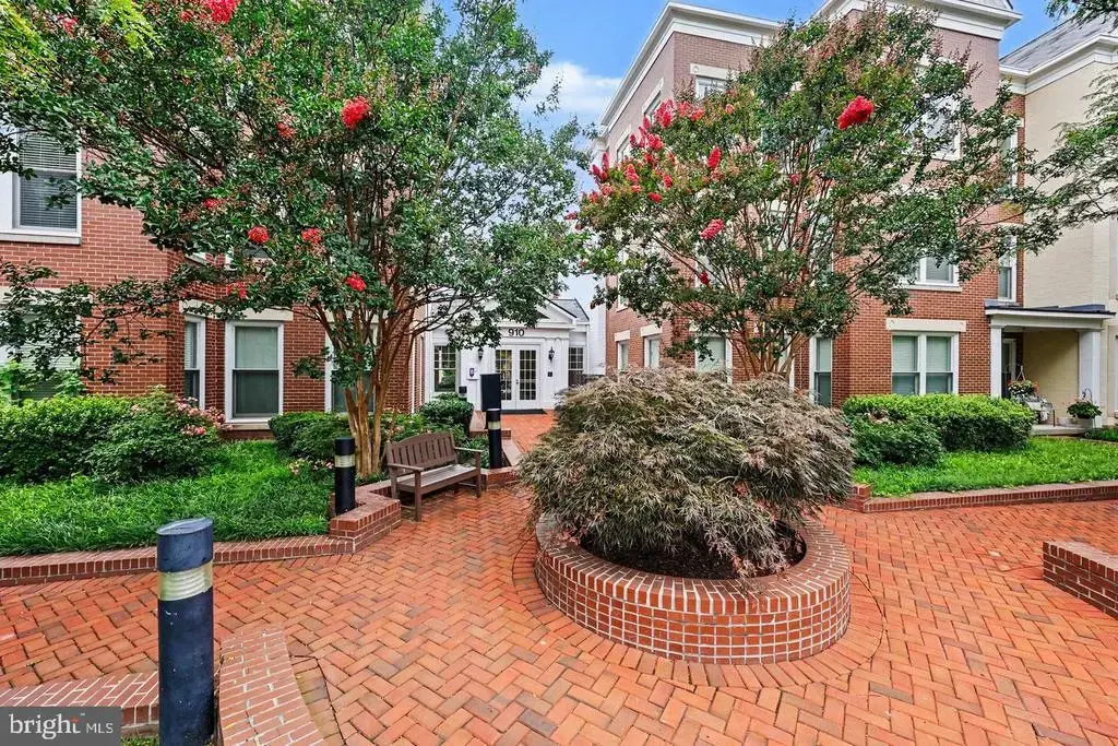 910 Powhatan St #303s, ALEXANDRIA