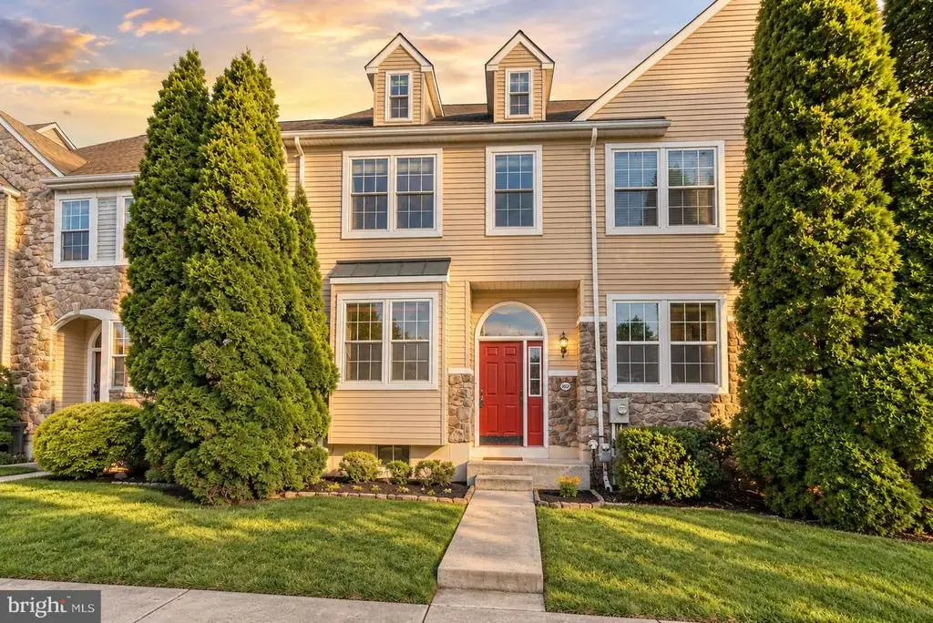102 Poplar Ct, COLLEGEVILLE
