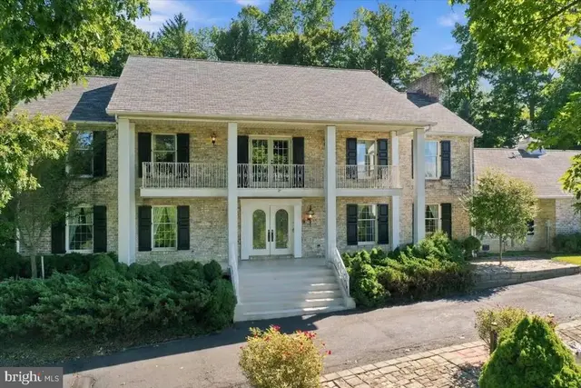 586 Crestwood Dr, Chambersburg