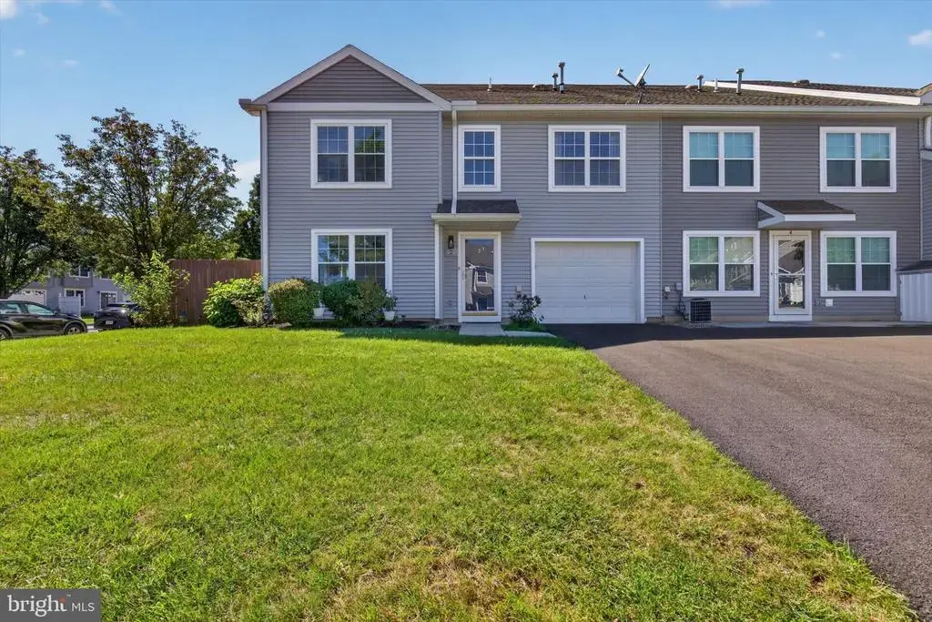 2 Court Ln, CARLISLE