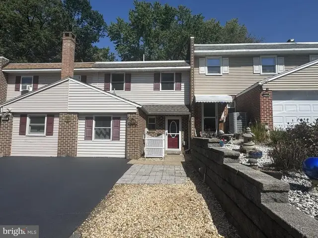 832 Woodchuck Ln, Reading