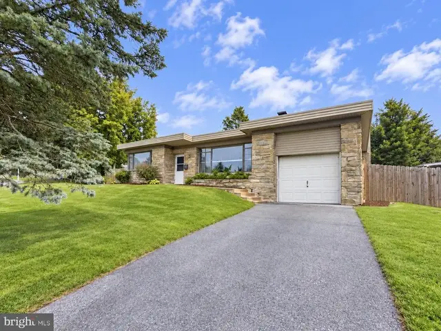705 Hedgerow Dr, Broomall