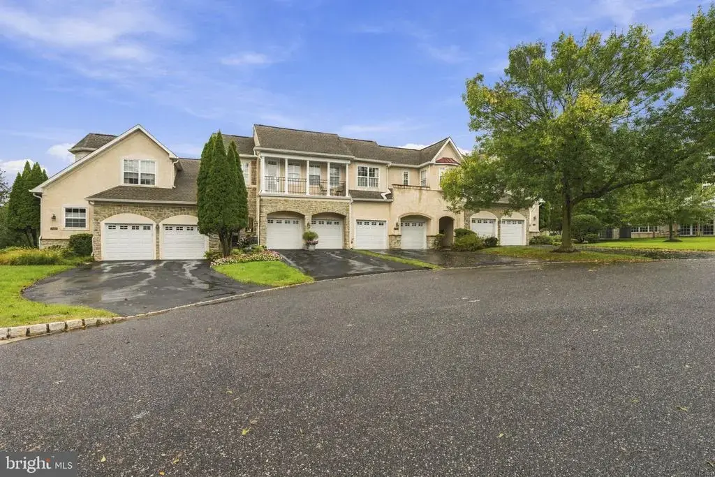 8 Three Oak Ln, WEST CHESTER