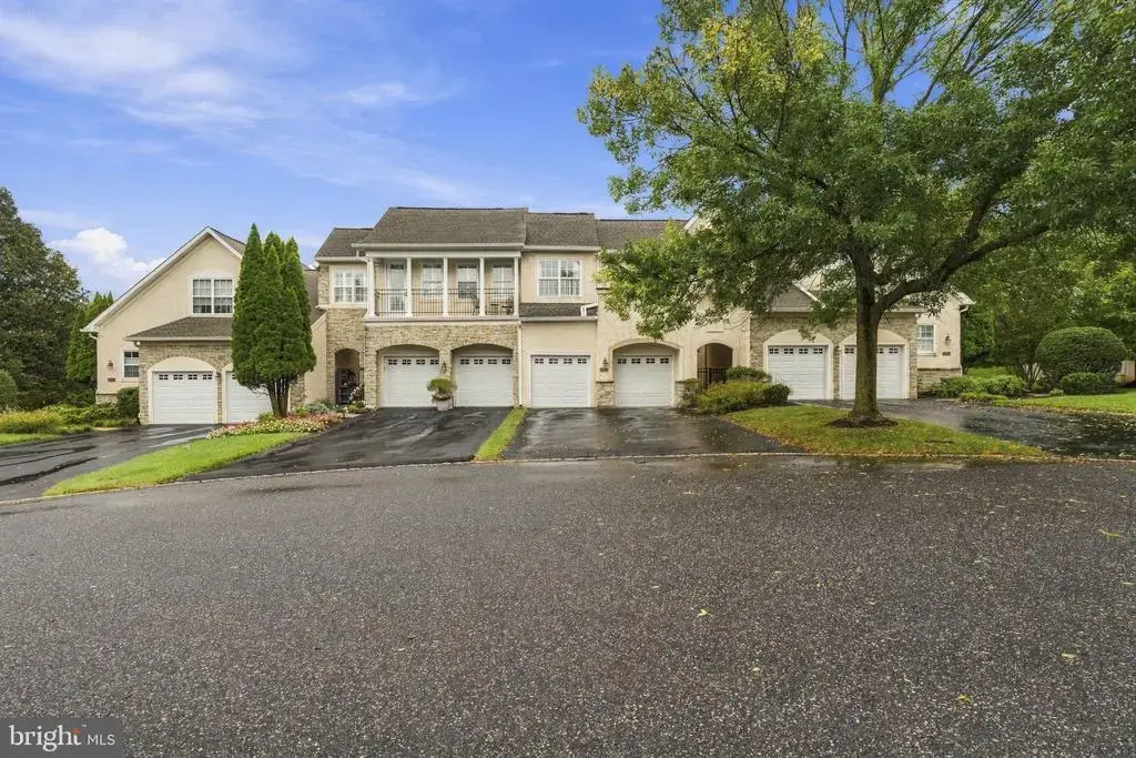 8 Three Oak Ln, WEST CHESTER