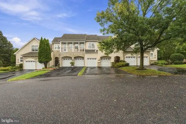 8 Three Oak Ln, West Chester
