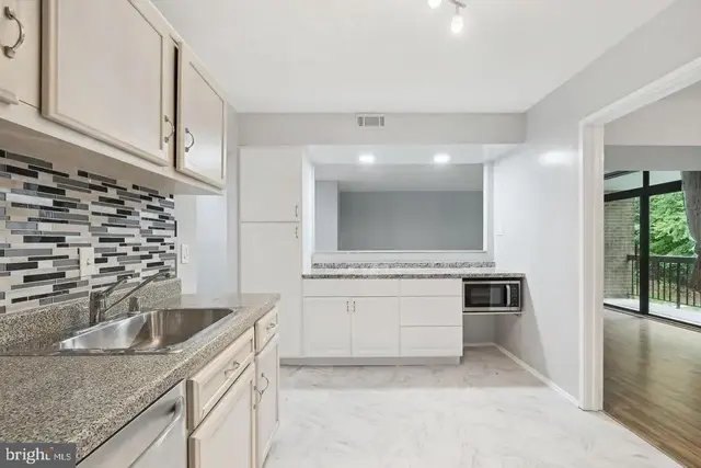 1635 Parkcrest Cir #8d/201, Reston