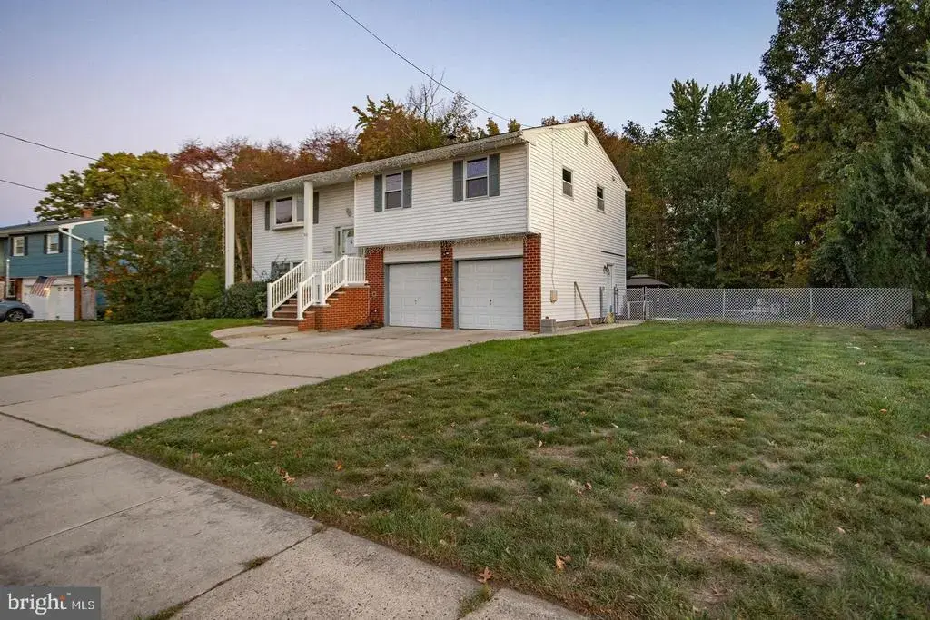46 Carl Sandburg Rd, TRENTON