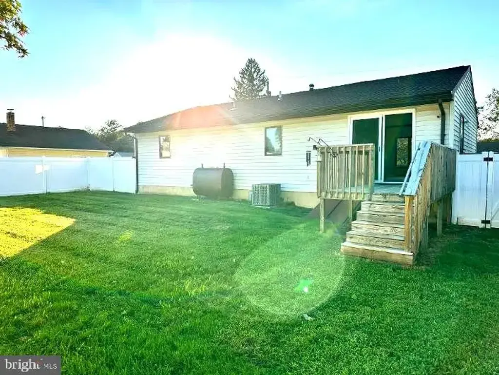 20 University Dr, PENNSVILLE