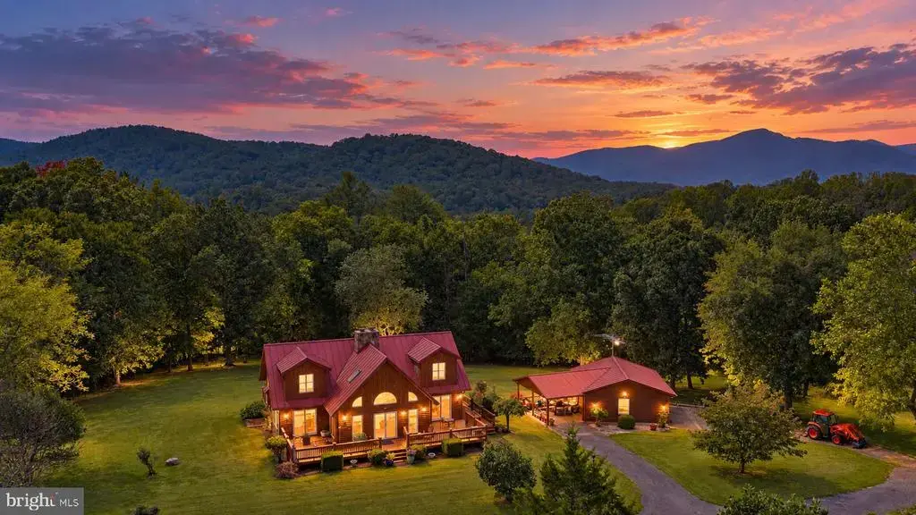15 La Lune Ln, SPERRYVILLE