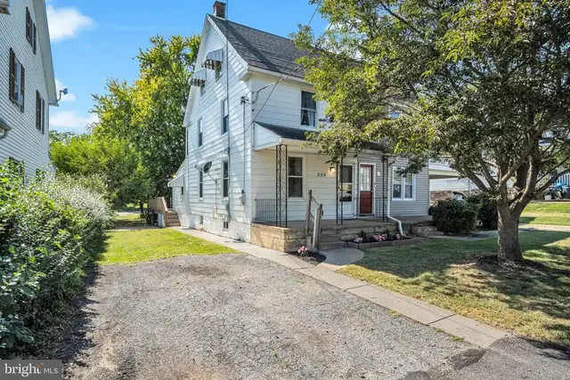 209 1st St, Enola