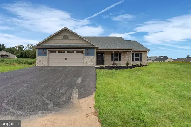 1434 Treeline Dr, Chambersburg