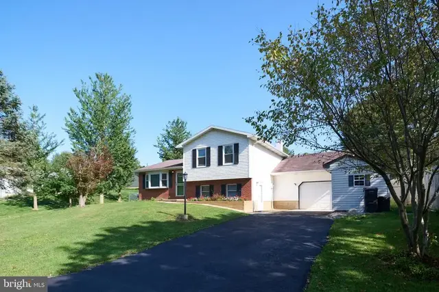 136 Creekside Dr, State College