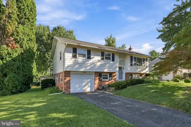 425 Nottingham Ave, Lancaster