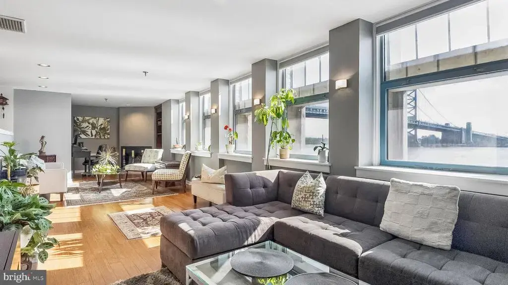 7 N Christopher Columbus Blvd #246, PHILADELPHIA