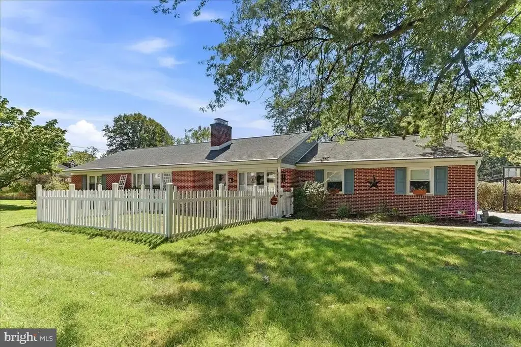 420 Hilltop Rd, STRASBURG