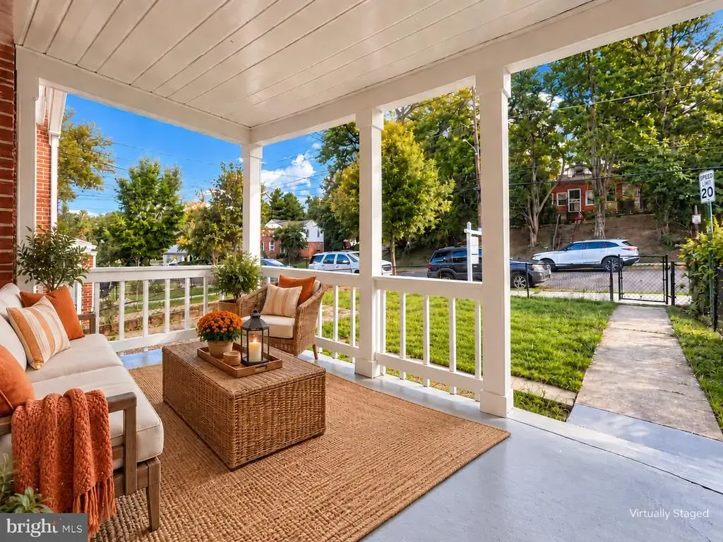 4236 Ne Grant St Ne, WASHINGTON