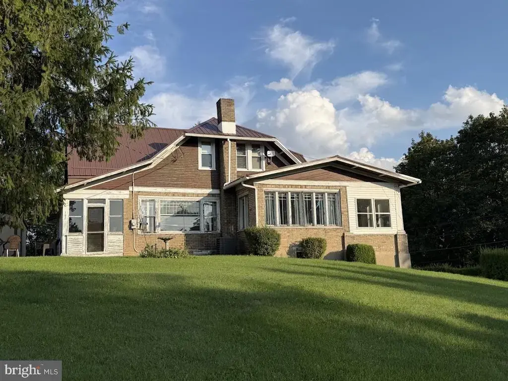 102 Front Ln, MILLHEIM