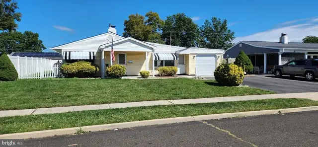 32 Freedom Ln, Levittown