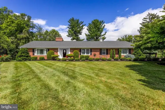 325 Overhill Dr, Chambersburg