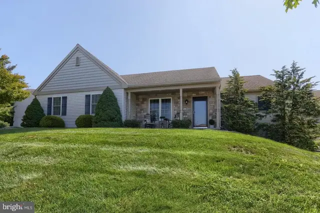 858 Water Edge Ct, Lebanon
