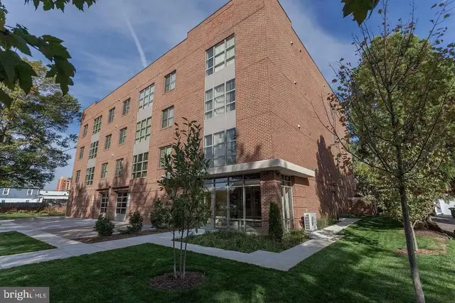 905 Jackson N #404, Arlington