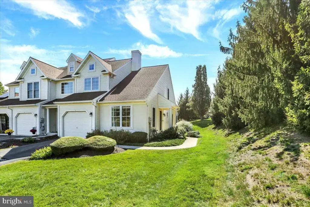1 Whitetail Ln, READING