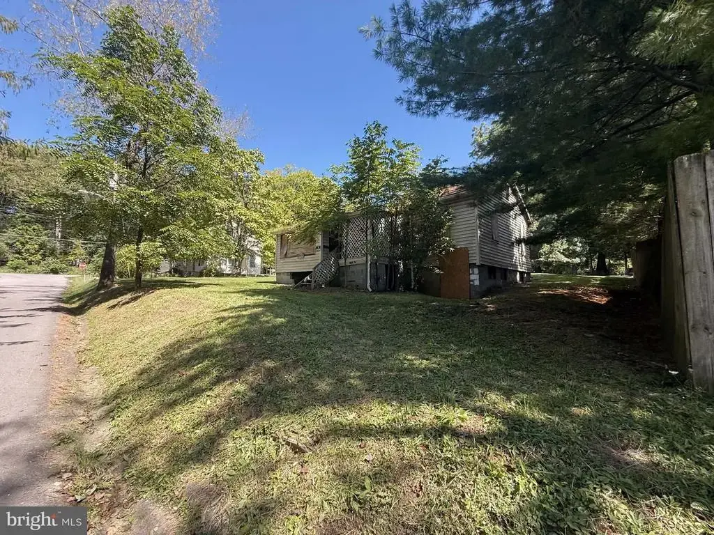 809 N, MOUNTAIN LAKE PARK