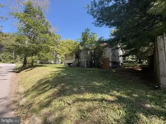 809 N, Mountain Lake Park