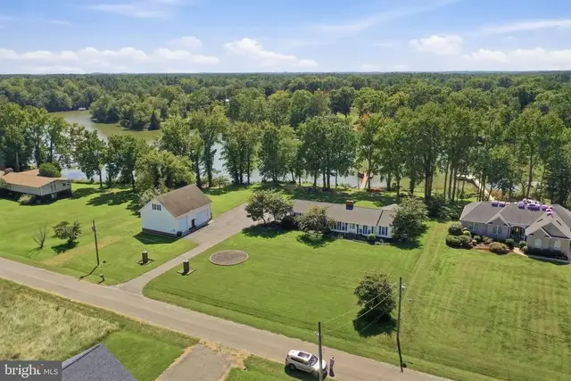 88 Canoe Pl, Montross