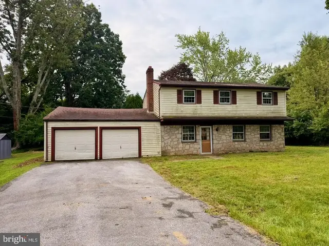 1283 Country Ln, West Chester