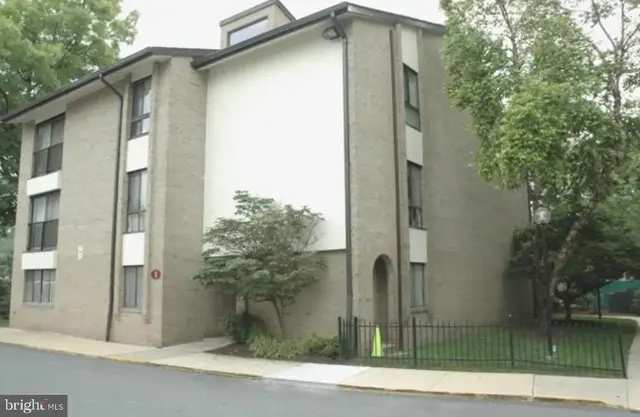 6 Monroe St #6-201, Rockville