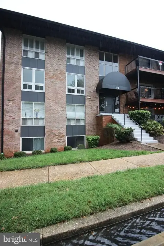 212 Locust St Se #106, Vienna