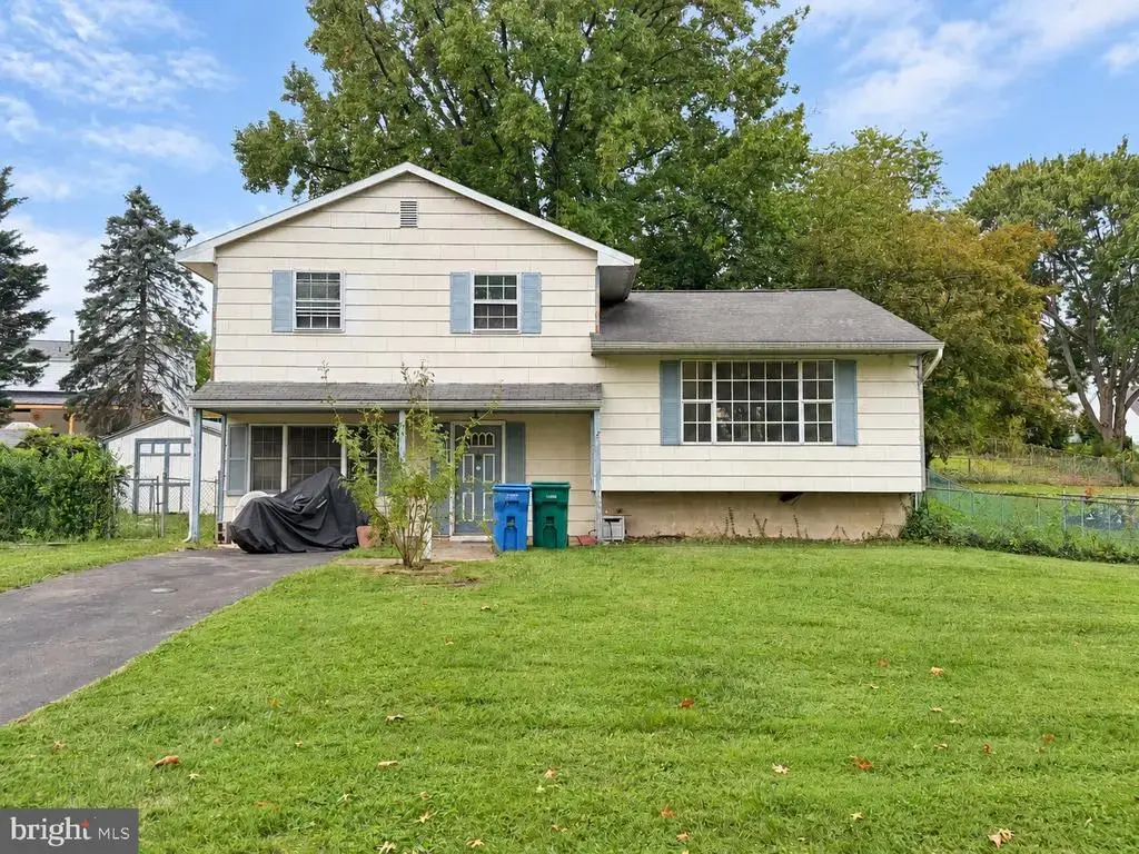 207 Parkway Cir, FAIRLESS HILLS