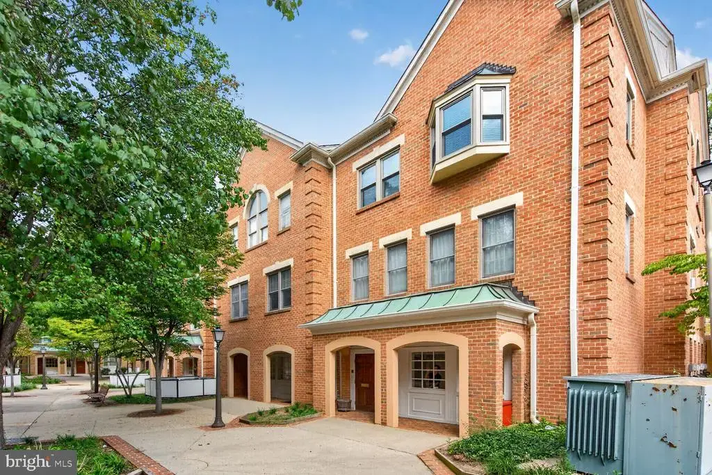 4216 Evergreen Ln #111, ANNANDALE