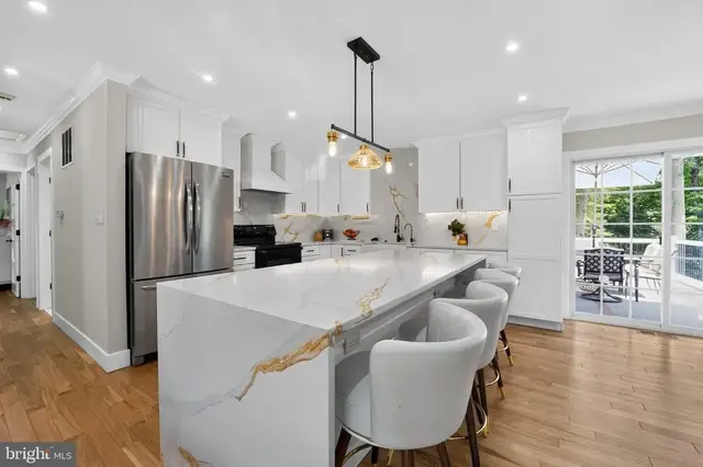 327 Beach Dr, Annapolis