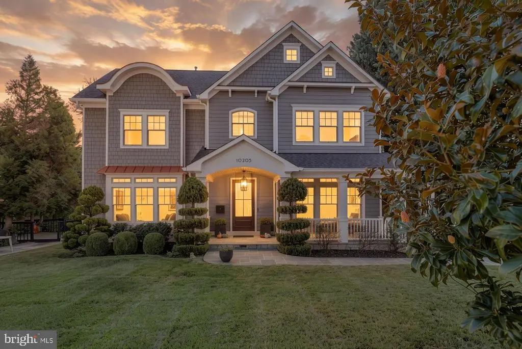 10205 Farnham Dr, BETHESDA